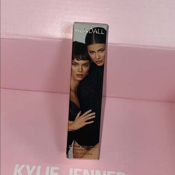 Runway Blush Stick Kendall x Kylie Cosmetics - Picture 2 of 9